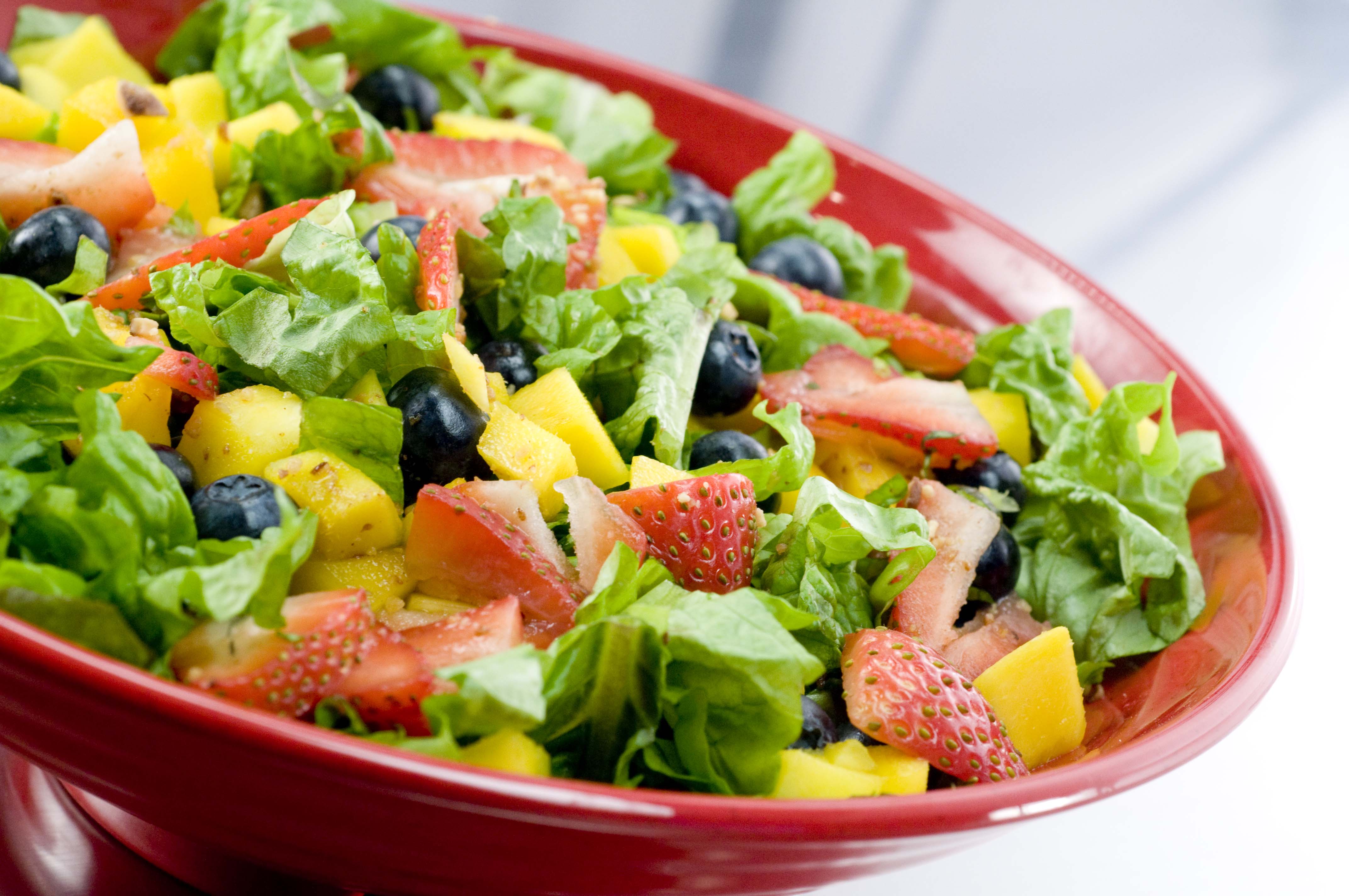 Salat iz. Салат. Овощной салат. Салат из овощей и фруктов. Летние салаты.