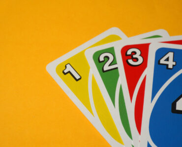 The sequence of Uno cards consists of 1-4 with various colors